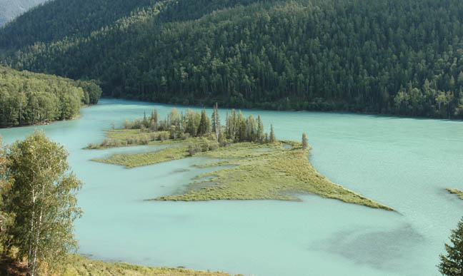 　臥龍灣。臥龍灣是喀納斯河流域的又一個湖泊，四周森林茂密，綠樹如茵，湖中的小島是傳說中巨龍休息的地方。