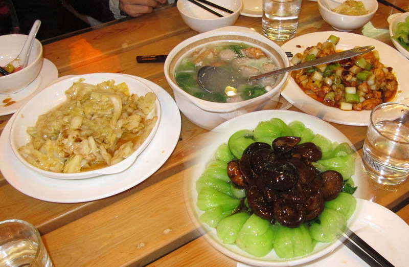 　中午餐晚吃且又吃得多，晚餐就在旅館附近的家常菜餐廳簡簡單單解決，最超值的是那一大碟蘑菇油菜，14元。