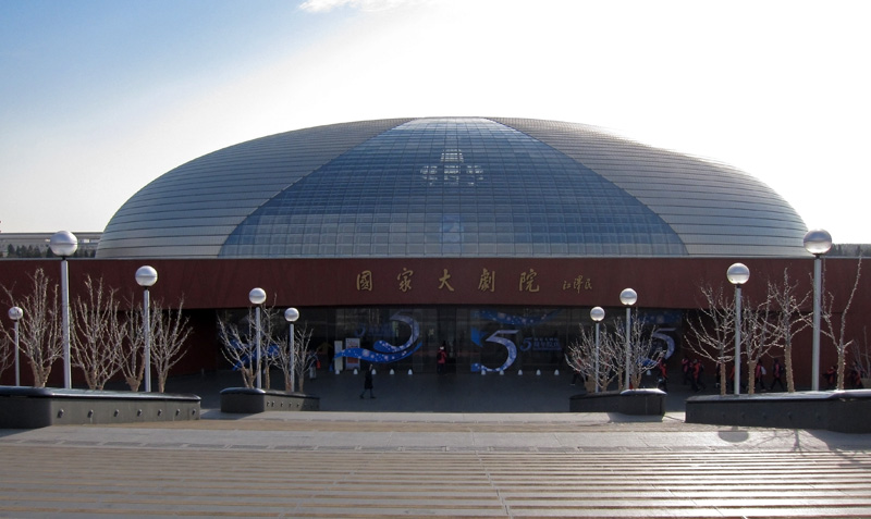　送別了大伙是自己的流浪時間了，剩下半日不知去哪裡好，參觀一下以前未參觀過的大劇院吧。