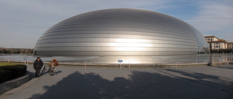 　這現代的龐然大物建在故宮旁，當年引起極大的爭議。