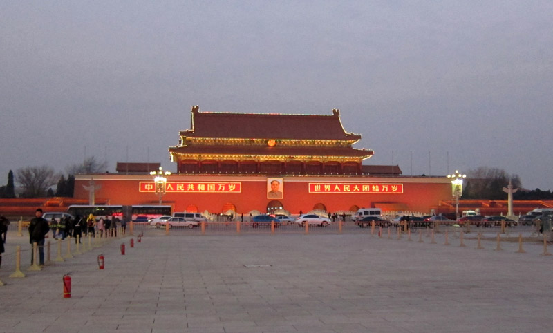 　看完表演，也是天安門廣場的清場時間了。<br /><br />　難明的是，為何降旗時要準備這麼多滅火筒？