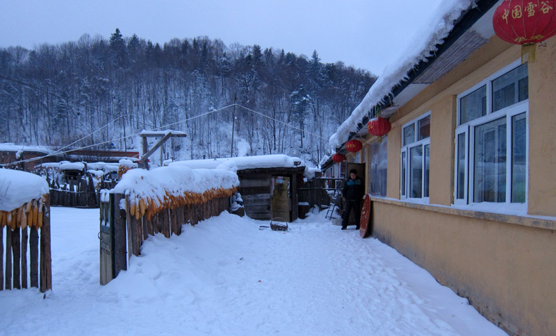 　東升本是林場，但有不少遊客從這裡穿越到雪鄉，家庭式旅館也應運而生了。