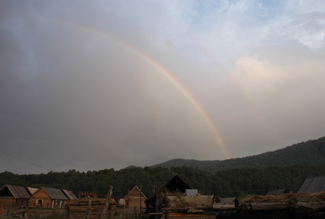 　到了禾木村，我們還未下車，禾木村的天空已掛上了彩虹來歡迎我們了。