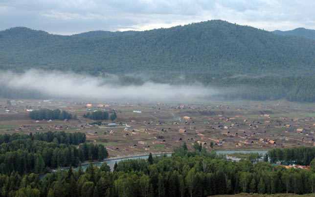 　禾木村坐落在重山阻隔的一個大河谷。