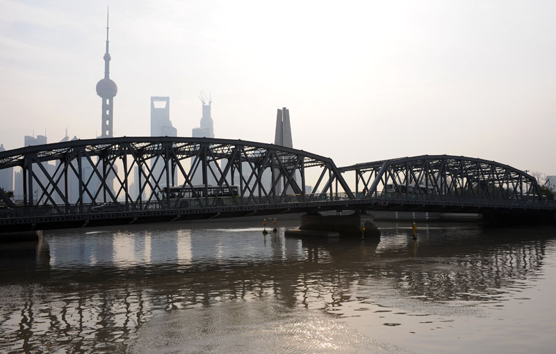 　外白渡橋處於蘇州河下游河口，瀕臨黃浦江，是舊上海的標誌性建築之一。
