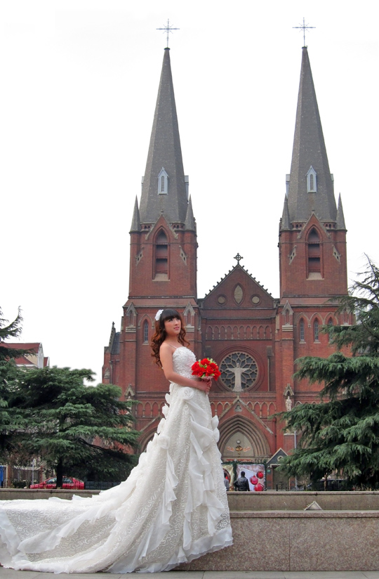 　印象中最漂亮婚紗相都是以教堂為背景。<br /><br />　背景太核突了，人工為漂亮的準新娘清除一下背景。