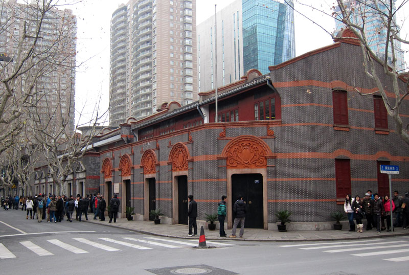 　石庫門是一種從江南傳統院落建築式樣和英國傳統排屋建築式樣融合演變出來的上海建築風格。