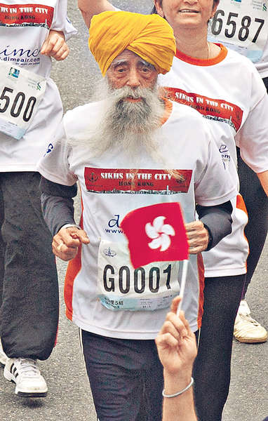 　今年101歲的英籍印裔人瑞辛格完成10公里賽，他表示這是最後一次參賽，當日有100人陪他參賽並籌款，據悉他們共籌得16萬元。