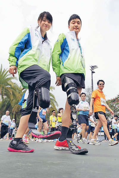 　兩名義肢跑手黎芷愉（左）和鄭鴻基（右）當日順利完成十公里賽事。