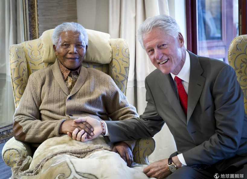 　活著的神!<br /><br />　CNN2013年4月1號報導，現年94歲，前南非總統尼爾森‧曼德拉因為肺炎的關係入院，這已經是近期內他第2次入院，引起各界緊張，支持他的民眾也聚集在教堂內為他祈福禱告，幸好目前醫生表示他病情穩定，讓外界先暫時鬆口氣。<br /><br />　去年2012年末，曼德拉的病情就一直受到關心。照片中是美國前總統柯林頓探訪曼德拉。