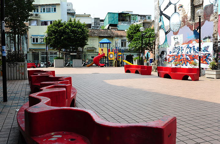 　再過一些是公園，我很奇怪這地方有這麼大的地方建公園，後來據這裡的街坊說，這區不少地都是一些人走後把它捐給同善堂的。