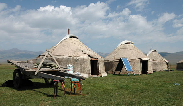 　巴音布魯克草原上的蒙古包。<br /><br />　蒙古包與草原是這麼的協調，不知道其他國家草原上的牧民住的又是什麼模樣呢?