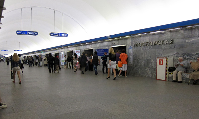 　到達地鐵站台還未知，原來站台與列車是完全隔開的。列車入口好似是行車隧道的逃生門：）