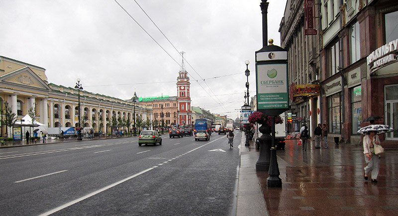 　聖彼得堡最主要的大街---涅瓦大街。<br /><br />　今天下雨了，天氣預告真準。今天目的地是冬宮博物館，影響不大。<br /> <br />　聖彼得堡舊區不大，首天來到，就由旅館慢慢走過去冬宮。