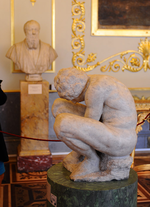 　冬宮的珍品之一，米開朗基羅的雕塑《蹲踞的男孩》（Ragazzo accovacciato）。