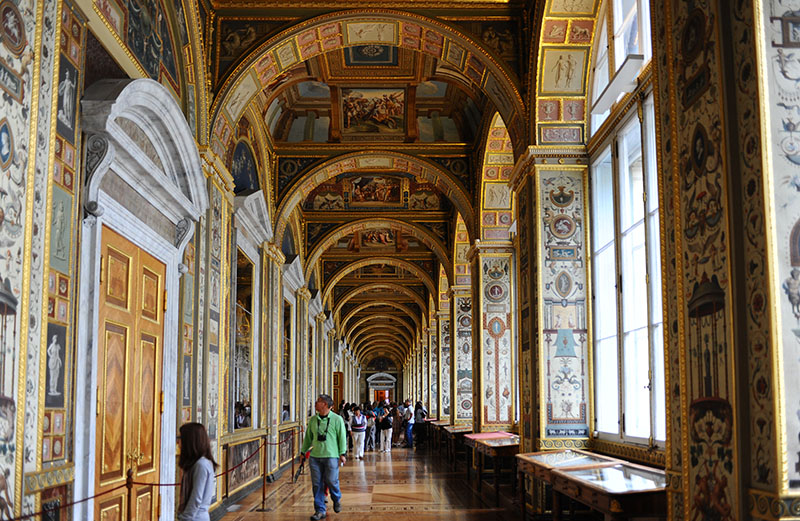 　博物館是由多幢建築物組成，聯接它們之間的走廊也是很值得觀賞。<br /><br />　拉斐爾走廊（Raphael Loggias），模仿拉斐爾在梵諦岡繪製的房間裝飾。