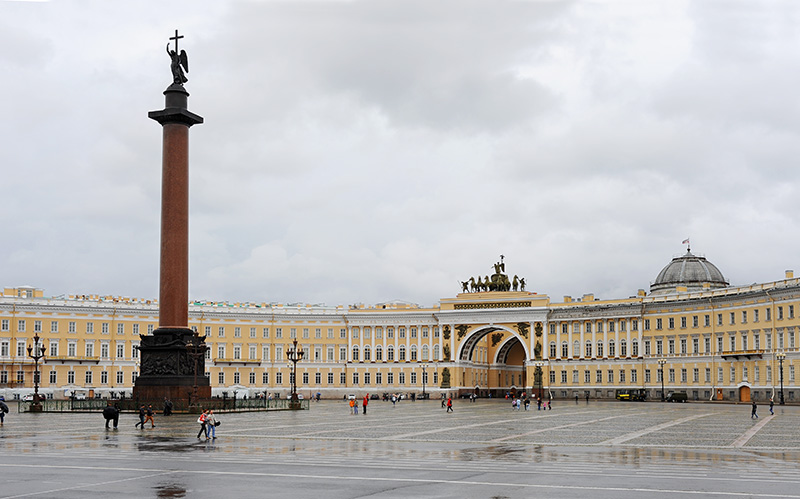 　冬宮博物館前的冬宮廣場（Palace Square），也是聖彼得堡的中心。