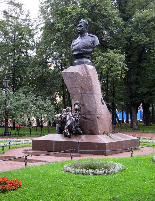 　海軍總部旁的亞歷山大公園內的一雕像，市內所見，雕像不少，但不多見政治人物雕像，據說蘇聯解體後，蘇聯時代的政治人物雕像多被拆走了，此雕像可能是軍事英雄吧。