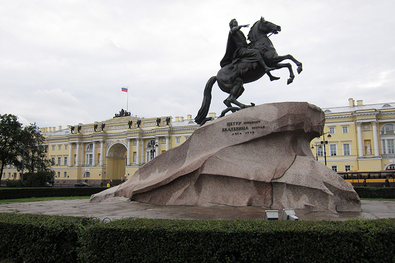 　十二月黨人廣場＆彼得大帝青銅騎士像。<br /><br />　十二月黨人廣場，紀念1825年在此發生的十二月黨人起義。1825年12月26日俄國軍官率領3,000士兵針對帝俄政府的起義。1925年以前稱為議會廣場，蘇俄為了紀念這場革命發生一百週年，1925年改名為十二月黨人廣場， 2008年7月29日，該廣場恢復議會廣場舊名。後面建築就是議會大廈（今俄羅斯司法院）。<br /><br />　彼得大帝青銅騎士像，建於1766至1782年，高5米，重20噸，底座是一塊重400噸的花崗石，是目前世界上紀念性雕塑藝術最完美的作品之一。駿馬前腿騰空，彼得大帝安坐在坐騎上，兩眼炯炯有神，目視前方，充滿信心，嚴厲而自豪。該馬象徵著俄羅斯，而馬匹踐踏著的蛇，代表著當時阻止彼得大帝改革維新的力量。銅像底座的天然巨石，是當年在芬蘭被發現，葉卡捷琳娜二世懸賞七千盧布，讓數百名農奴費了九牛二虎之力把巨石拖出沼澤之後，再用幾根底部挖有溝槽、裝有銅球的大木梁進行運輸。這塊巨石沿著一條專修的道路滑行了整整一年才拉到了芬蘭灣，最後用木排從水路運到了這個廣場。