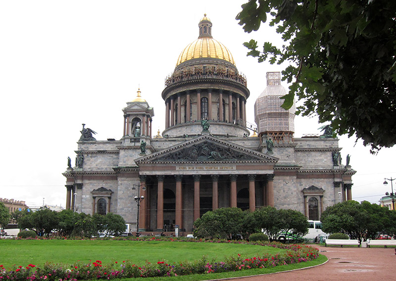 　聖以撒大教堂（Saint Isaac's Cathedral），彼得大帝出生在此聖人的節日，因此是他的守護聖人。教堂便以聖以撒命名。聖彼得堡最大的教堂，也是聖彼得堡地標之一，建於1818至1858年，是世界第四高教堂，高度達101.5公尺。<br /><br />　圓頂是用三層鑄鐵結構撐起來的，直徑25公尺，外表面鍍上超過一百公斤的純金，是聖彼得堡可見最大的金圓頂，二次大戰時，圓頂被塗成灰色以免引起敵軍空軍注意，教堂也幾乎沒有受損。<br /><br />　天氣不好，加上維護，看來我是無緣看到聖彼得堡最美的一面了。