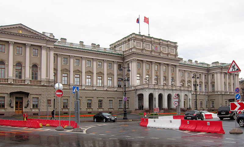 　尼古拉一世紀念碑的南側是新古典主義的馬林斯基宮（Mariinsky Palace）或瑪莉宮（Marie Palace）建於1839至1844年，是尼古拉一世送給女兒Maria Nikolaevna的結婚禮物，也因此得名。馬林斯基宮從1884年改為國政用途，1994年起至今是聖彼得堡市立法會所在地。