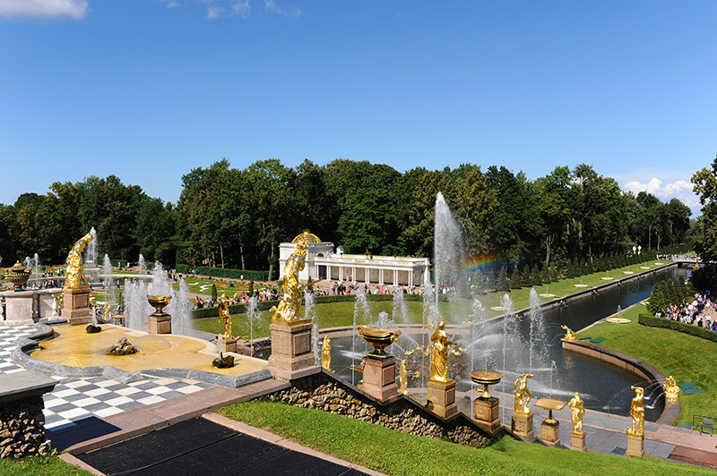 　這個大瀑布的噴泉群由37座金色雕像，29座淺浮雕，150個小雕像，64個噴泉及兩座梯形瀑布所組成。