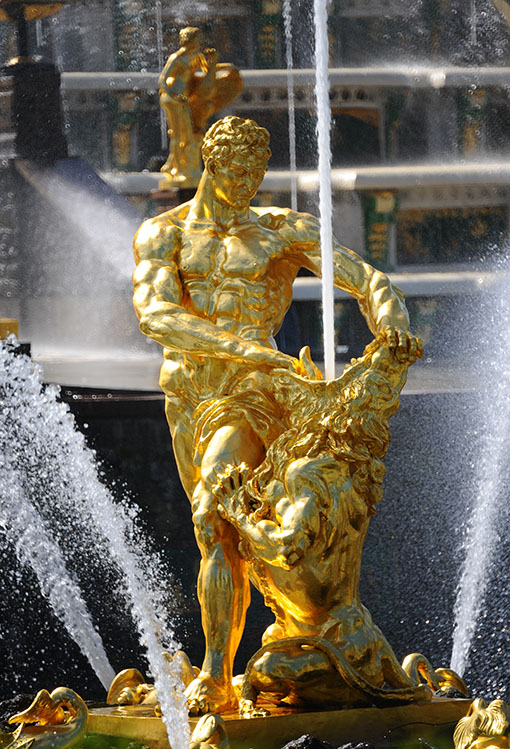 　大力士參孫與獅子搏鬥的雕像，它象徵俄羅斯在1700年-1721年北方戰爭中戰勝瑞典。
