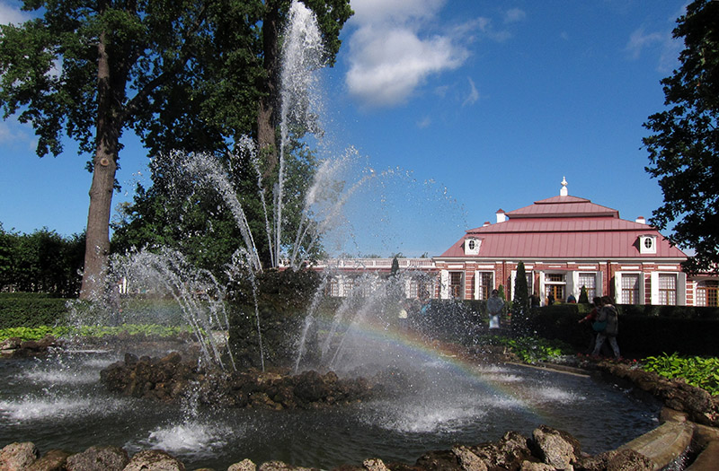 　The Sheaf Fountain噴泉。<br /><br />　噴泉後面就是下花園的東部瀕臨芬蘭灣的蒙普拉伊宮（意思是“我的快樂”），是彼得大帝最喜歡的小屋，彼得大帝常愛在其平臺上遠眺大海。