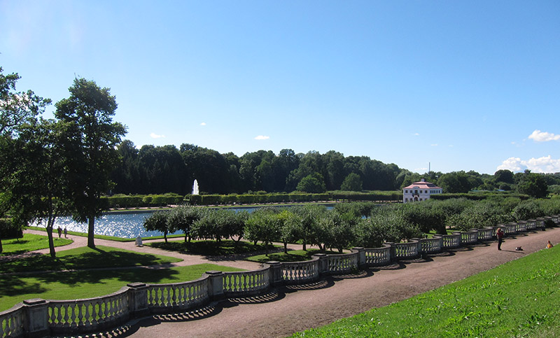 　瑪爾麗宮後面有一大水池及一小屋，小屋沙皇接見俄國名流的奇珍閣。