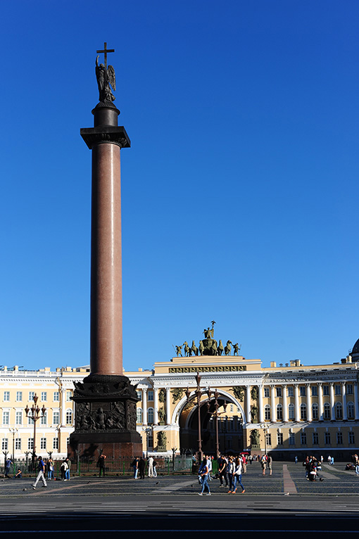 　廣場中心的亞歷山大柱。<br /><br />　1812年，俄軍把拿破崙率領的法國侵略軍趕出了俄國土地。為紀念沙皇亞歷山大一世領導俄國軍民戰勝強大的法國這一偉大功勳，1830年在冬宮廣場中央設計建造了一根高大的深色石柱，並命名為亞歷山大柱。 <br /><br />　石柱的頂部是一尊手舉十字架、腳踩毒蛇的白色大理石雕像“天使”。底座四周裝飾有精美的銅質浮雕。<br /><br />　有什麼偉大的建築我都不太驚訝，令我驚訝是那條直徑4米、高47.5米、由整塊深紅色花崗石打磨而成的石柱，在這旅行的十多天裡，小山丘都沒看見一個，哪裡弄來這麼大的一根石柱？