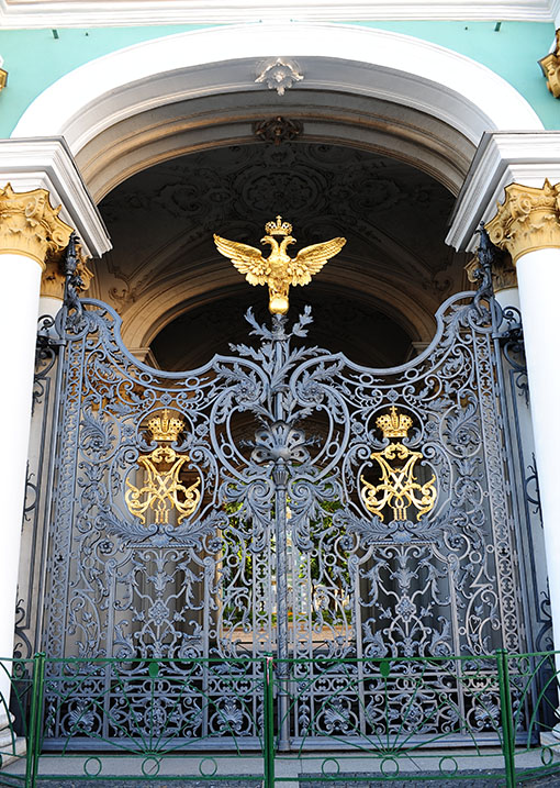 　冬宮大門上的雙頭鷹，是俄羅斯除了蘇聯時代的國徽，簡潔的解釋是象徵著歐亞兩塊大陸間的統一以及各民族的聯合。