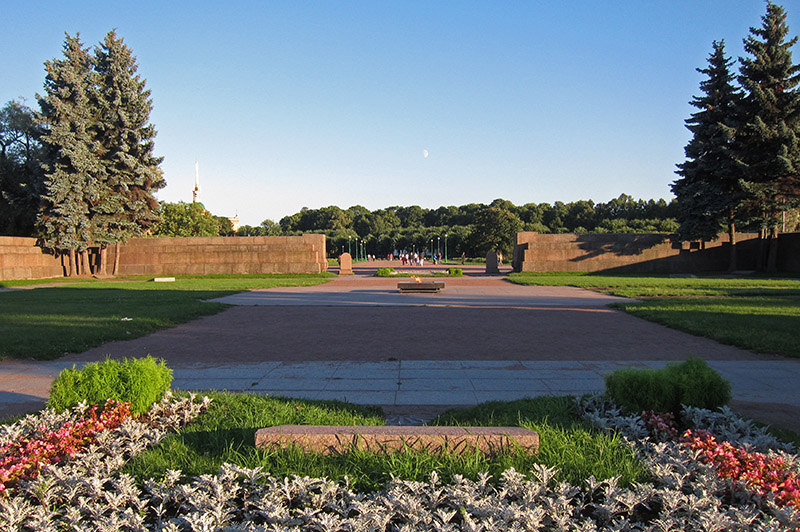 　夏宮花園旁是戰神廣場，廣場中央是一「永恆之火」於1957年點燃，以記念在1917年共產革命中犧牲的同志，值得一提的是，這是俄國第一處永恆之火，俄國境內各處永恆之火可以說都是由此傳遞點燃，其中最富盛名的當然是克里姆林底下的無名戰士墓碑，即是在1967由這裡引到莫斯科的。