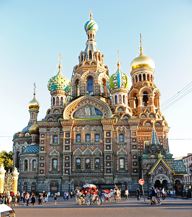 　教堂左側面。<br /><br />　喋血大教堂的建築風格迥異於聖彼得堡的其他建築，該市主要是巴洛克和新古典主義風格，但喋血大教堂特意設計成中世紀俄羅斯建築，類似於17世紀的雅羅斯拉夫爾教堂和著名的莫斯科紅場的華西里•柏拉仁諾教堂 。