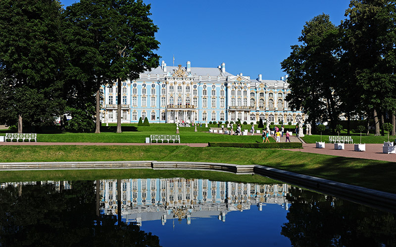 　凱撒琳宮所在的普希金公園原名沙皇村，沙皇村是一個融合花園造景與宮殿建築的皇室度假勝地,佔地102公頃，整個風格設計都在俄羅斯兩位女皇統治的時代完成，非常不同於其他由男性沙皇所建設的景觀。