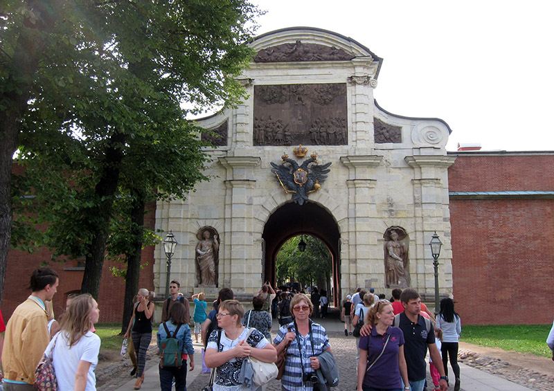 　城堡入口，聖彼得門，門上裝飾有象徵皇室至高無上權勢的雙頭鷹浮雕。<br /><br />　入城堡免費。