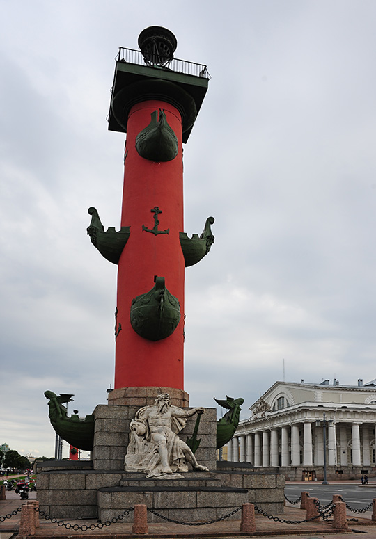 　　瓦西里島最顯眼莫過於兩條紅色的圓柱。不做功課還不知道它們是古代的燈塔。羅斯特拉燈塔柱高約32米，在柱的底座上有4座右銘5米余高的雕像，據說它們表示俄羅斯的4條偉大的河流——沃爾霍夫河、涅瓦河、第聶伯河及伏爾加河。<br /> <br />　“羅斯特拉”的含義是船頭的意思。將敵軍的船頭砍下來，裝飾在柱子上，用以慶祝勝利，這由來于古羅馬的一種風俗，也有傳說是當年彼得大帝大敗瑞典海軍,把戰敗國被他打沉了的軍艦塑到柱上以作紀念。在重大節日裏，燈塔會被點亮。