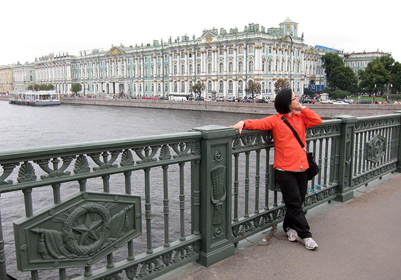 　從瓦西里島經宮殿橋走回冬宮廣場。<br /> <br />　前面綠白建築就是冬宮，冬宮作為舊皇宮，但從外觀上來看，並不十分突出。<br /> <br />　市內並不多見前蘇聯時代特徵，但細看還是可從這橋欄杆看出一些當年那時代的歷史符號。