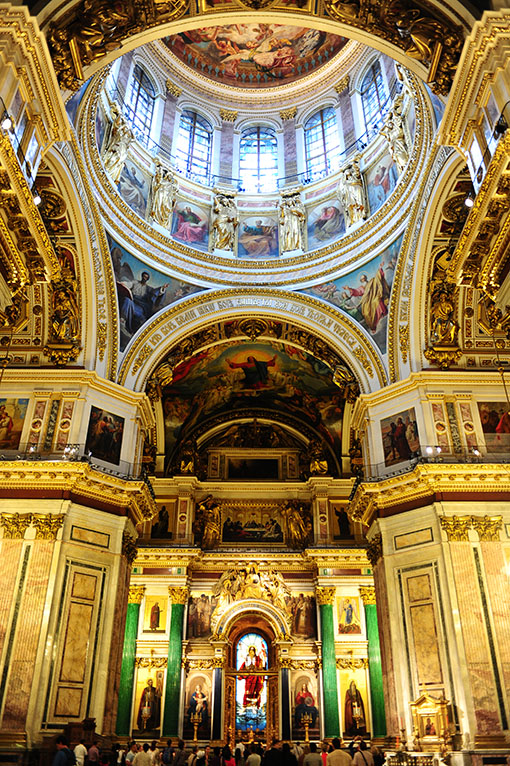 　聖以撒大教堂最引以為傲的寶物是教堂正面的聖像屏，裝飾高達3層的聖像屏總共用了400公斤的黃金，16噸孔雀石，1000噸天藍礦石。