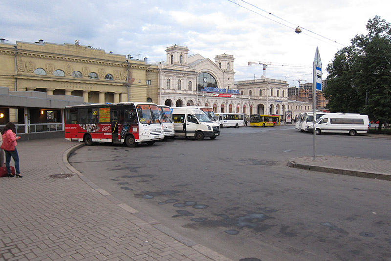 　波羅的海地鐵站Baltiyskaya與毗鄰的火車站(白色)。<br /><br />　停車場完全不似長途車站，後來想起一些莫斯科資料，據說莫斯科的火車站就有七個，去主要不同方向的火車會分佈在不同的地方，心想，聖彼得堡該也是這樣吧，要不長途車站不可能這樣小規模的，這裡的長途車可能只去波羅的海國家。