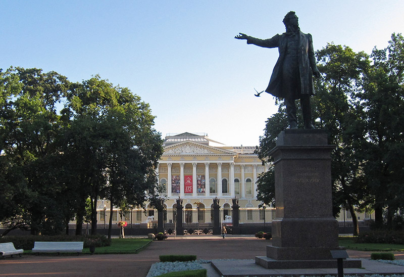 　公園與俄羅斯美術館合為一體，其實公園該是美術館的一部分，美術館原來是赫爾公爵的宅邸，建於1819～1829年。當時在位的沙皇亞歷山大一世經歷1812年拿破崙入侵莫斯科打擊之後，決心重建都市。1818年耗費鉅資興建了聖以撒大教堂，而次年開始興建的這幢可以媲美皇家宮殿的豪宅，就贈送給弟弟來赫爾公爵，作為對弟弟未能登基為帝的補償。<br /><br />　俄羅斯美術館是全俄羅斯藝術品收藏最豐富的一座美術館，同時，美術館建築本身也是俄羅斯古典主義的代表作，可惜沒時間參觀了。<br /><br />　美術館面向的藝術廣場。廣場中央有詩人普希金的塑像，在廣場的周圍，包圍著與藝術、美術、音樂及相關的建築。廣場的背靠涅瓦大街，對面是博物館，左邊是紀念穆索爾斯基歌劇•芭蕾劇院，右側是俄羅斯民俗學博物館，右側後方是聖彼德堡愛樂交響樂團大廳。