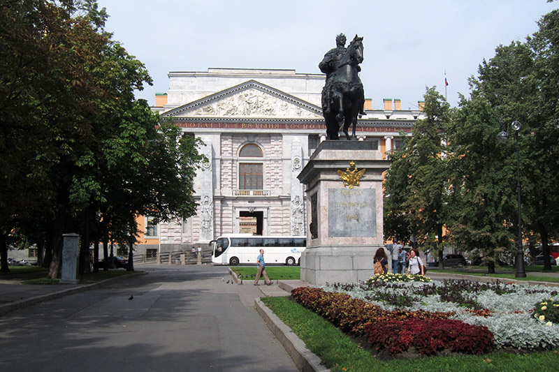 　不知名建築，估計又是博物館。<br /><br />　聖彼得堡擁有200多座博物館，其中有許多都設於歷史建築內。作為俄羅斯北方首都的聖彼得堡，常常被稱作是博物館之都。不要說三天，一兩星期也未必能細讀這城市。