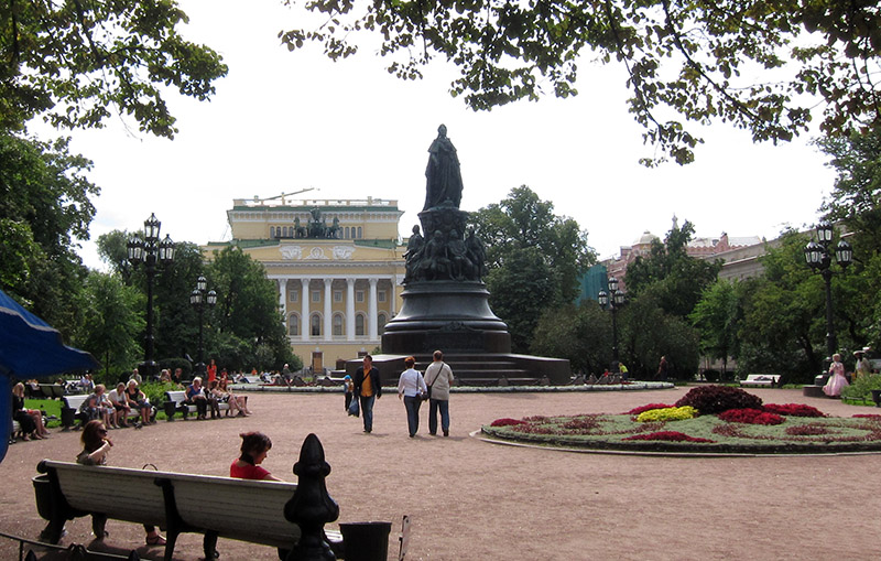 　凱薩琳公園，原名是奧斯特洛夫斯基廣場，19世紀初期設計的一座美麗廣場。後人為紀念劇作家奧斯特洛夫斯基而命名。但由於前面的凱薩琳女皇更為人所知，一般便通稱為凱薩琳公園。<br /><br />　令人感到意外的是，凱薩琳大帝的歷史地位可能僅次於彼得大帝，凱薩琳大帝在位期間被稱為俄帝國的黃金時代，但市內只有這裡才有凱薩琳女皇的塑像。而凱薩琳雕像的底座上雕刻著當時侍奉女皇的九位貴族、名人的塑像。<br /><br />　雕像後面，則是1832年由義大利建築家羅西設計建成的亞歷山大琳納劇院。