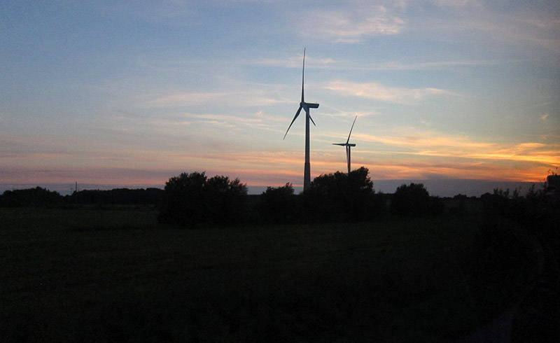 　進入愛沙尼亞境內，景觀也漂亮一些，左旁經常有風力發電機。