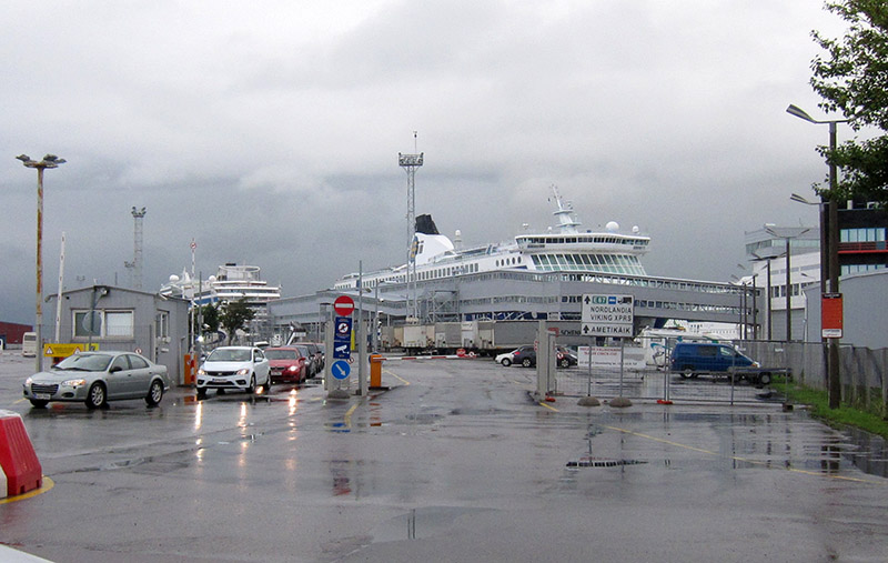 　再到城外北面的碼頭看一看，80公里外就是芬蘭首都赫爾辛基，以後去北歐的機會應不大，想遙看北歐，可惜要有船票才能到岸邊。
