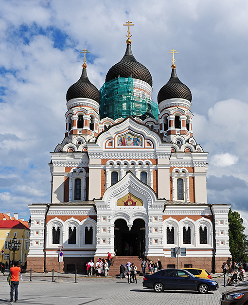 　一進上城區內就見一座漂亮的東正教教堂，亞歷山大涅夫斯基大教堂，典型的俄羅斯風格，興建於1894年到1900年，當時塔林處於俄羅斯帝國的統治之下。不過在許多愛沙尼亞人眼中未必覺得它漂亮，甚至厭惡這座教堂，因為它標誌着俄羅斯的統治。愛沙尼亞當局曾計劃在1924年拆除這座教堂，但是後來沒有實施這一計劃。<br /> <br />　據說塔林城內，俄裔人士約佔1/3。