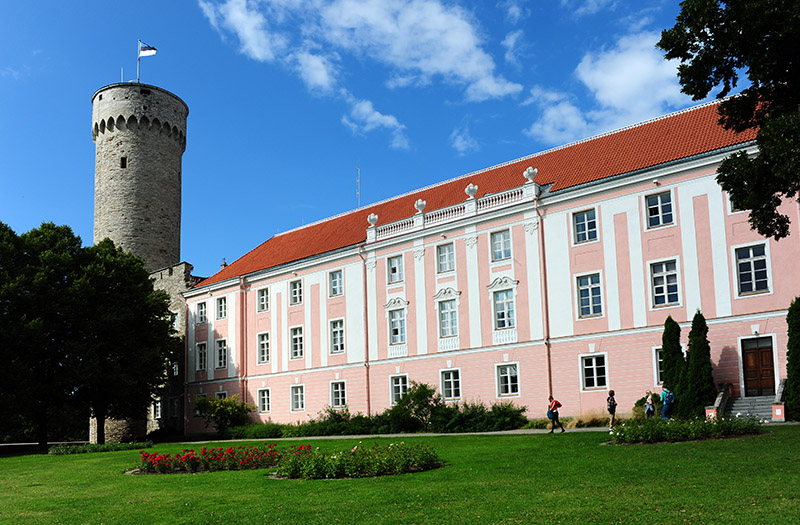 　圖姆皮城堡及皮克赫曼城塔。<br /><br />　圖姆皮城堡(Toompea Castle)是愛沙尼亞的最古老的建築之一。這裏一直是權力和政務重地。今天，愛沙尼亞國會大廈就建在這裏的旁邊。<br /><br />　位於西南角的皮克赫曼(Pikk Hermann)城塔，意為高大的士兵，建於1371 年，是目前塔林保存得最完整的城塔。誰在這塔上插上旗這城市就是誰的了。
