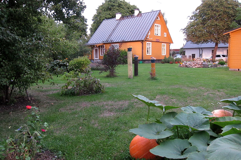 　小屋本身並不太特別，特別的是它有一個私家大花園。