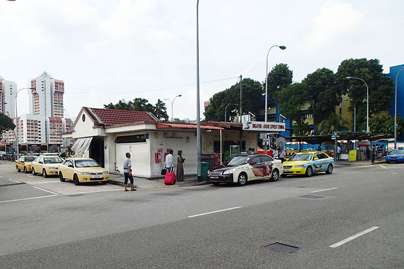 　首先到Queen Street附近的車站坐去馬來西亞新山拉慶車站的車，這裡去拉慶的車好似市內普通公共巴士，不用等太久就出一班車，2.4坡紙/人。