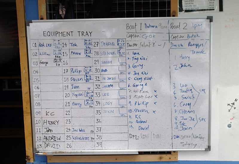 　有多少潛員，各人有自己的TRAY盛放自己的裝備、坐哪條船，一目了然。潛店十多位工作人員，分工明確，很高效率。