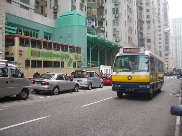如沒有另一架巴士對比,還以為是香港